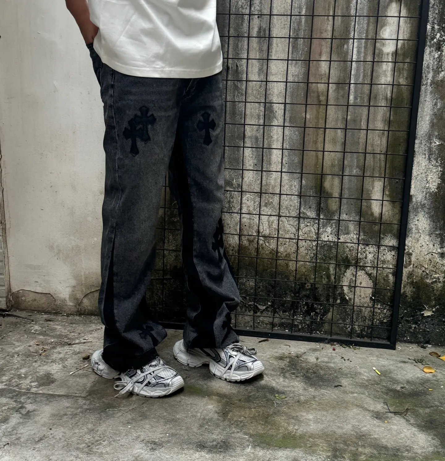 -Size upper body P260#G99 GALLERY DEPT. Crow patched leather cross denim bell-bottoms washed distressed spliced ​​jeans Denim washing plant, during this process the owner of the washing plant helped introduce a boss who once worked at the Levi OEM factory and then started his own business, which also paved the way for the following styles. Therefore, Levi's remodeled single product for the base plate is really familiar. Whether it is the fabrics supplied or the lathes used in production, there is nothing to choose from. -Color: Black -Size: S-XXL (corresponding to 28-36)
